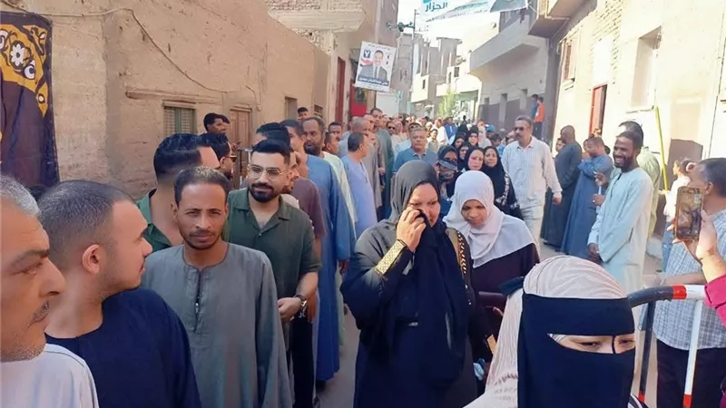 طوابير رجال ونساء أمام اللجان الانتخابية بقوص للمشاركة في انتخابات النواب 