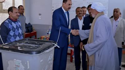 محافظ سوهاج يتفقد لجان انتخابات اليوم الأول لمجلس النواب بدار السلام والمنشاة