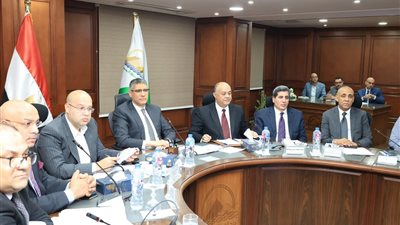 محافظ الجيزة يستعرض الفرص الاستثمارية بالواحات البحرية