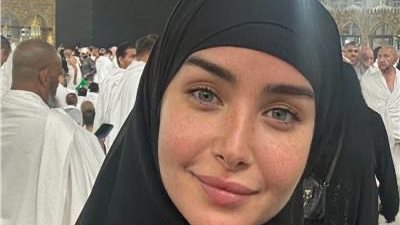 هنا الزاهد تؤدي عمرة مفاجئة خلال مشاركتها في مهرجان البحر الأحمر
