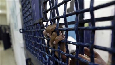 إسرائيل تعترف رسميا بما يحدث في السجون ضد الفلسطينيين.. تفاصيل