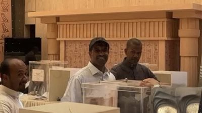 المصريون بالمملكة العربية السعودية يدلون بأصواتهم في الانتخابات البرلمانية 