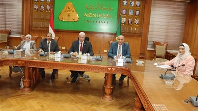 رئيس جامعة المنوفية يعقد اجتماعًا لاعتماد خطة تطوير شاملة بجميع قطاعات الجامعة