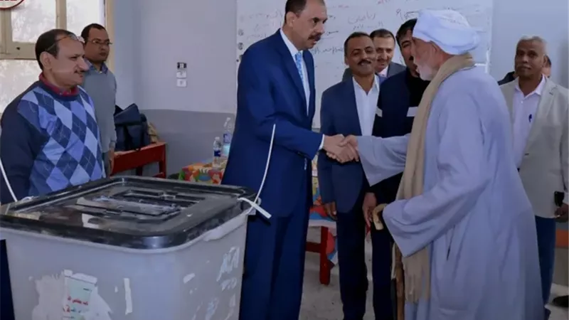 محافظ سوهاج يتفقد لجان انتخابات اليوم الأول لمجلس النواب بدار السلام والمنشاة
