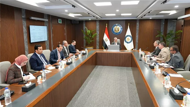 وزير البترول يبحث تطوير آلية تدريب جميع سائقي نقل المنتجات البترولية