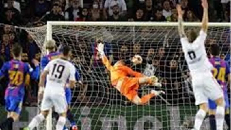 بالشوط الأول.. تعثر برشلونة أمام فرانفورت بهدف دون رد بدوري الأبطال