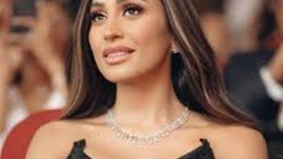 دينا الشربيني تدعم الصناعة المصرية بإطلالات محلية في 