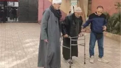 مشهد إنساني لافت في الهرم.. رجل ثمانيني يلفت الأنظار داخل لجنة الاقتراع