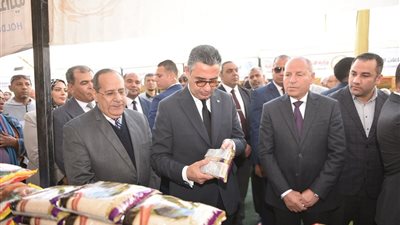 وزير التموين ومحافظ القاهرة يفتتحان سوق 