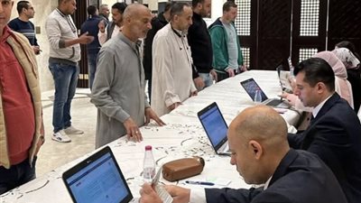 توافد المصريين على السفارة بالسعودية للمشاركة في انتخابات المرحلة الثانية لمجلس النواب 