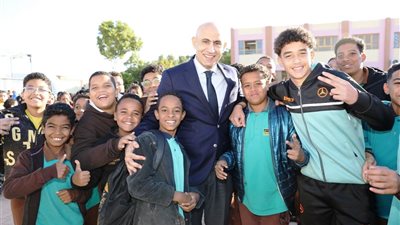 وزير التربية والتعليم ومحافظ أسوان يتفقدان مدرسة الشهيد عمرو فريد المتميزة للغات