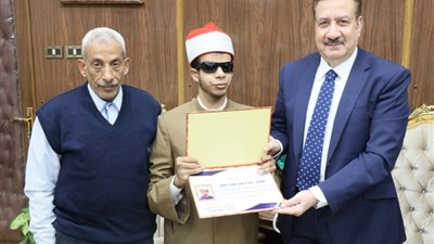 محافظ المنوفية يكرم الطالب عبدالرحمن مهدى لحصوله على المركز الأول في المسابقة العالمية للقرآن الكريم 