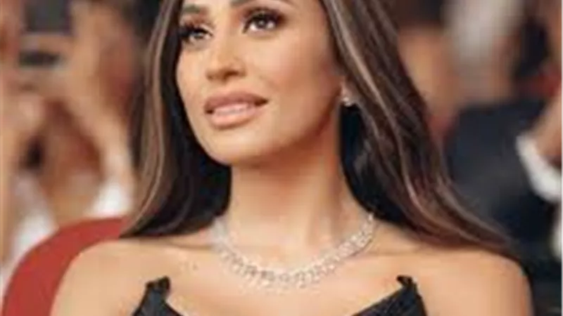 دينا الشربيني تدعم الصناعة المصرية بإطلالات محلية في 