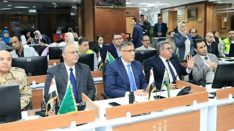 محافظ الجيزة يتابع اعمال غلق اللجان في اليوم الأول من مركز السيطرة