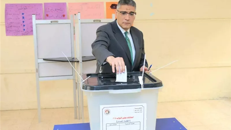 محافظ الجيزة يدلي بصوته في الانتخابات البرلمانية 