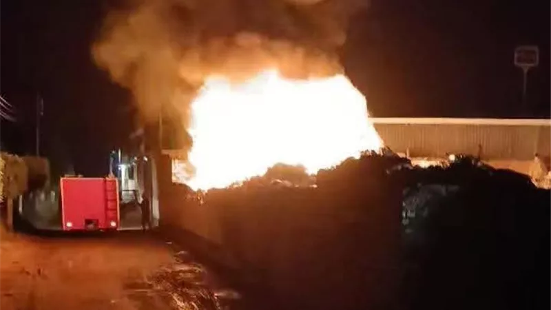 الحماية المدنية تسيطر على حريق مصنع بلاستيك بقرية الرملة في كفر الشيخ