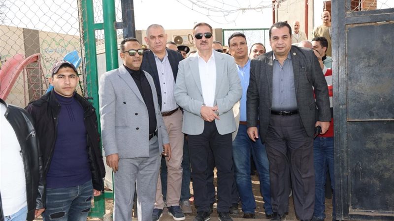 المحافظ أثناء الجولة