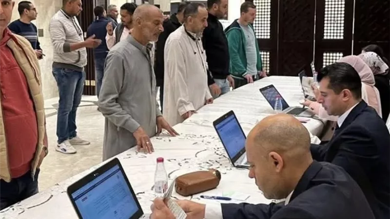 توافد المصريين على السفارة بالسعودية للمشاركة في انتخابات المرحلة الثانية لمجلس النواب 
