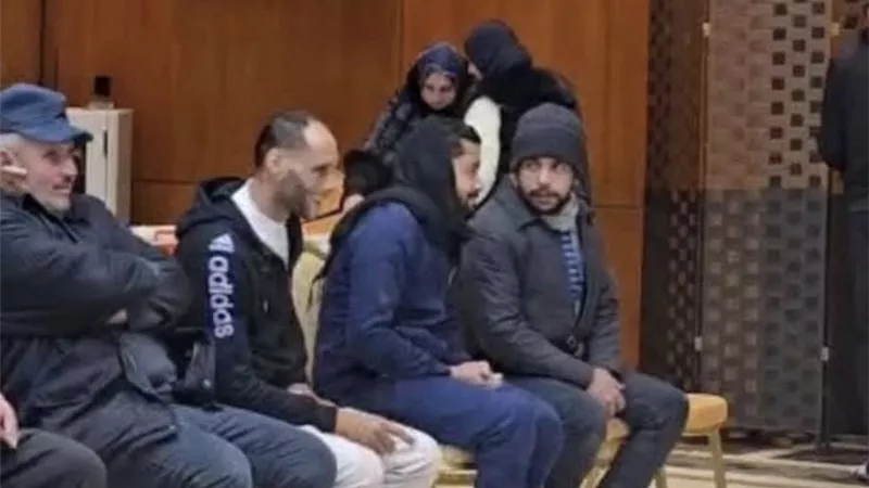 توافد المصريين على السفارة المصرية بالأردن للمشاركة فى الانتخابات البرلمانية 