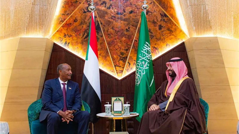 ولي العهد السعودي ورئيس مجلس السيادة السوداني يبحثان دعم الاستقرار في السودان