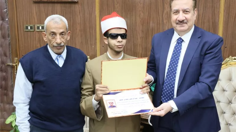 محافظ المنوفية يكرم الطالب عبدالرحمن مهدى لحصوله على المركز الأول في المسابقة العالمية للقرآن الكريم 
