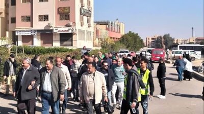 توافد عمال المصانع في الساعات الأولى للإدلاء بأصواتهم في اليوم الأخير بمنوف