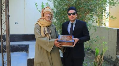 لفتة إنسانية.. نائب محافظ سوهاج يكتب كلمات وفاء لمعلمه ويذهب لتكريمه