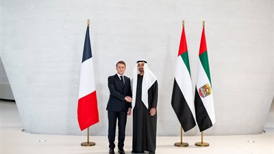 رئيس دولة الإمارات ونظيره الفرنسي الفرنسي يبحثان سبل تعزيز التعاون الاقتصادي والاستثماري