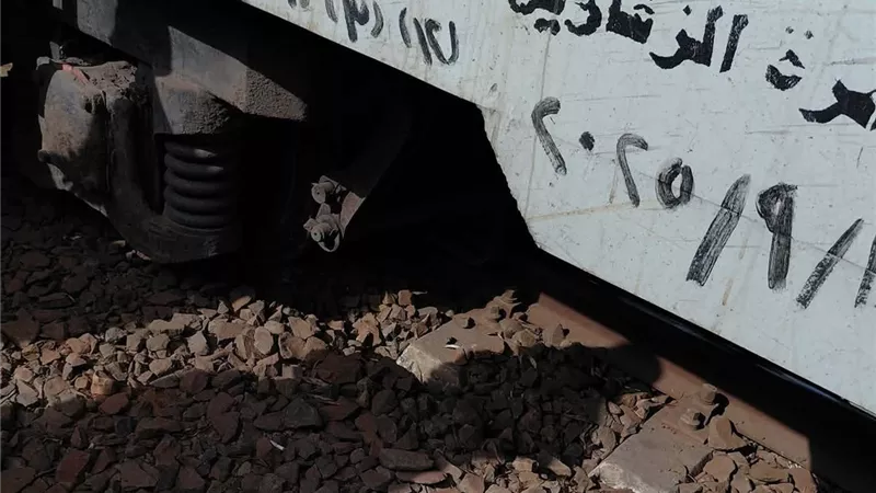 السيطرة على حادث قطار بمحطة الحامول بالمنوفية والحماية المدنية تمنع كارثة محتملة ( صور ) 