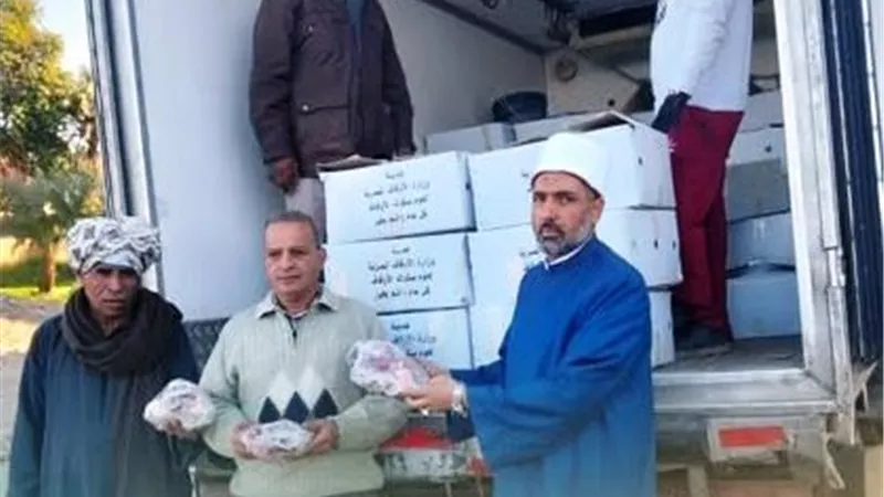 بإجمالى 2 طن.. محافظ أسوان يتابع تسليم الأوقاف للحوم 