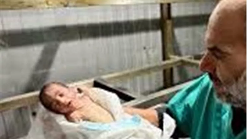 شتاء غزة يطارد النازحين.. الطفل عابدين يتجمد من المنخفض الجوي