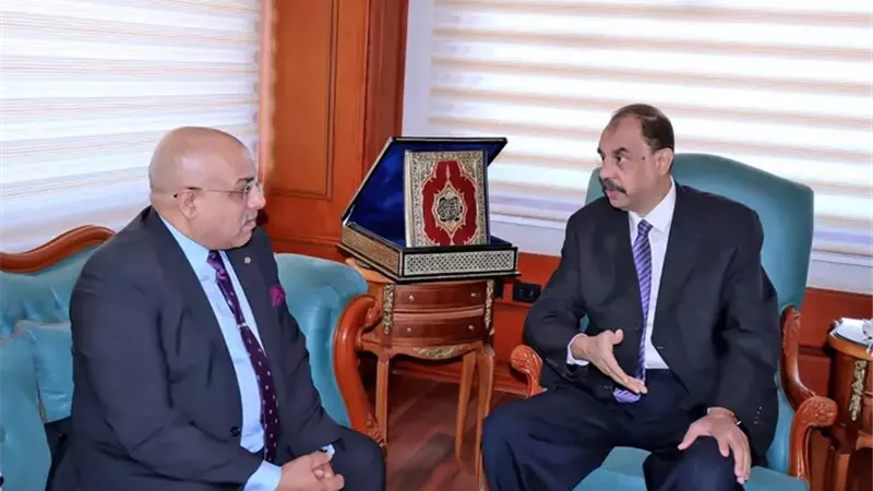 محافظ سوهاج يلتقي برئيس الإدارة المركزية للاستثمار الداخلي لمناقشة طرح فرص واعدة بالمحافظة