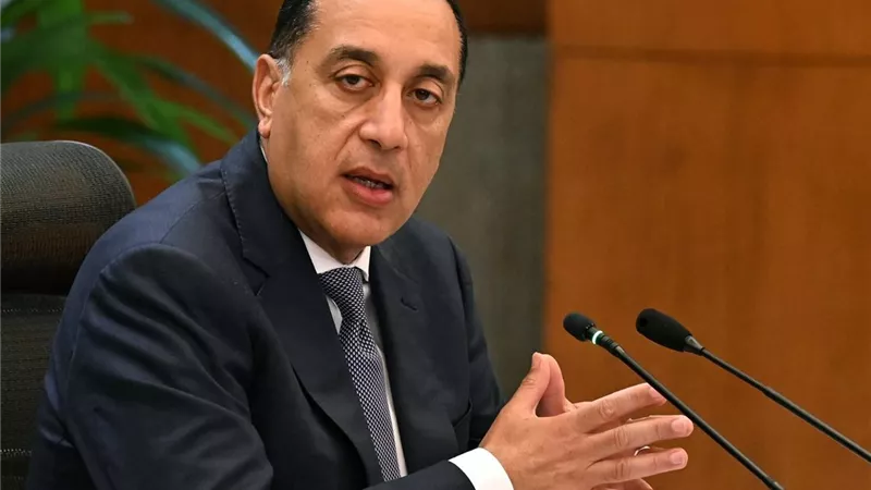 رئيس الوزراء يجري جولة داخل مطار القاهرة الدولي لتفقد الخدمات