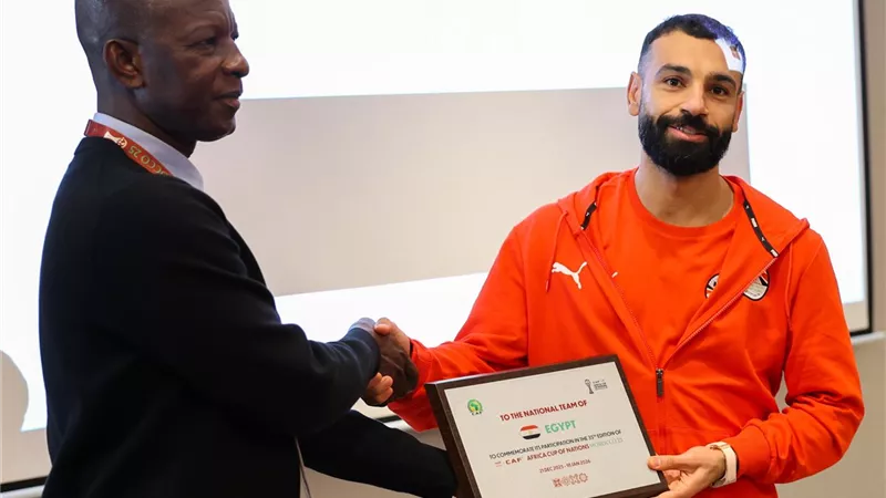 كاف يمنح صلاح شهادة مشاركة منتخب مصر في النسخة الـ 35 من كأس الأمم الأفريقية