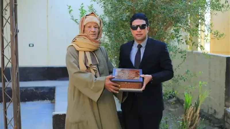 لفتة إنسانية.. نائب محافظ سوهاج يكتب كلمات وفاء لمعلمه ويذهب لتكريمه