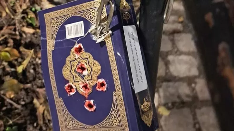 مصحف مقيد بسلسلة حديدية وعليه آثار رصاص أمام مسجد ستوكهولم الكبير.. إيه الحكاية؟