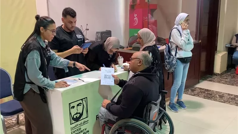 اللجنة المنظمة لماراثون زايد الخيري تبدأ تسليم التيشيرتات وحجز التوبيسات للمشاركين