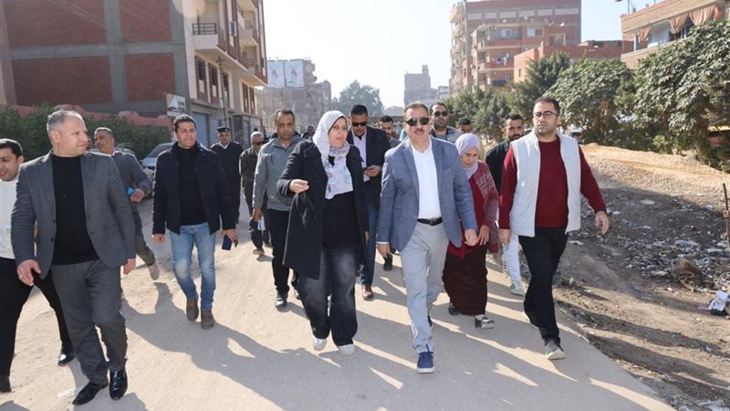 محافظ المنوفية أثناء