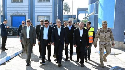 رئيس الوزراء يتفقد محطة مياه الشرب بأرض المشتل بالصف 
