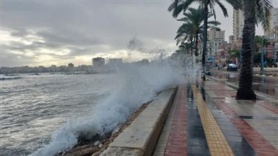 الأرصاد تحذر: البحر المتوسط غير آمن للملاحة وأمواج عالية تضرب السواحل