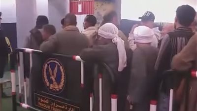 توافد المواطنين على اللجان الانتخابية بالفيوم للمشاركة في الانتخابات البرلمانية 