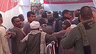 الناخبون يتوافدون على لجان الاقتراع بنجع حمادى في قنا للتصويت