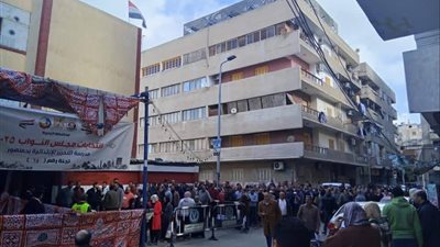 في طوابير طويلة.. الناخبون ينتظرون للإدلاء بأصواتهم أمام اللجان الانتخابية بالبحيرة