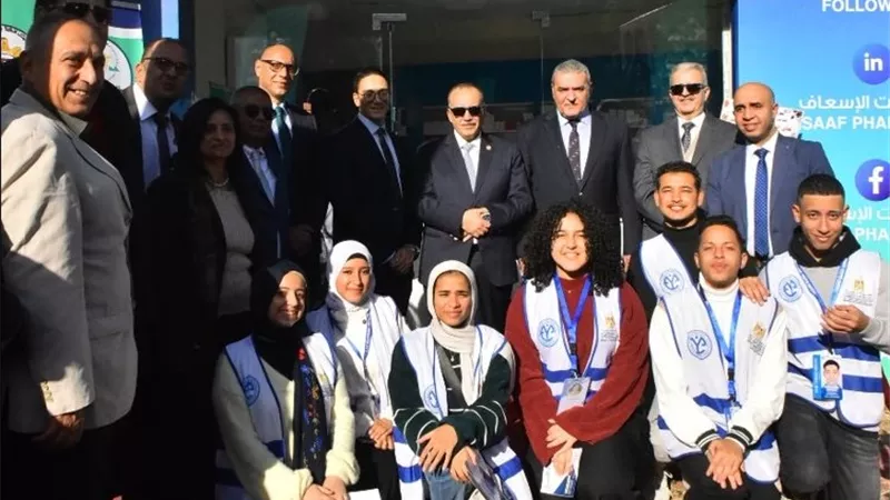 محافظ أسيوط يفتتح صيدلية 
