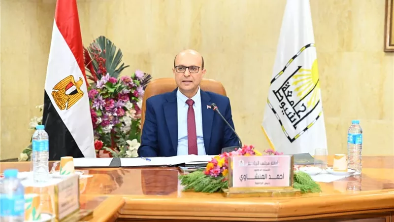 رئيس جامعة أسيوط يوجه بتكثيف صيانة مصافي مياه الأمطار تحسبًا لتقلبات الطقس 