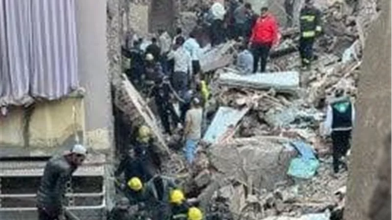 عقار إمبابة المنهار.. استخراج آخر جثة لسيدة من أسفل الأنقاض