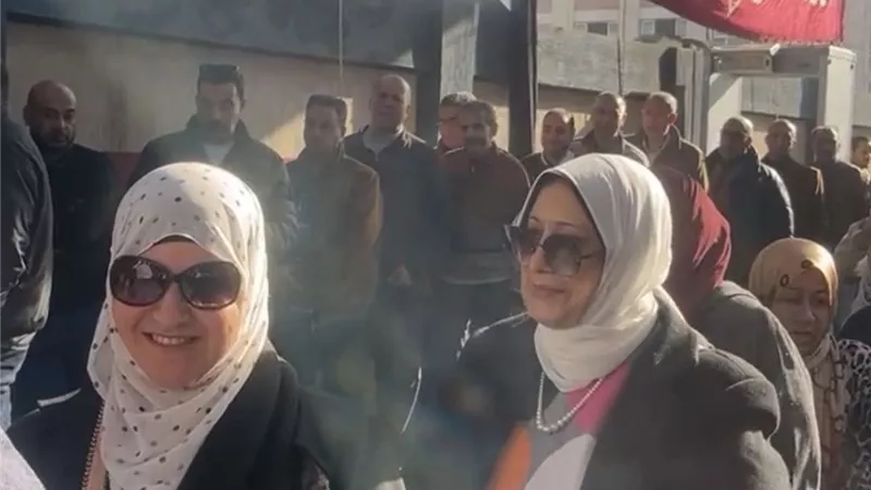 توافد المواطنين على اللجان الانتخابية بدمنهور للمشاركة في جولة الإعادة لانتخابات النواب