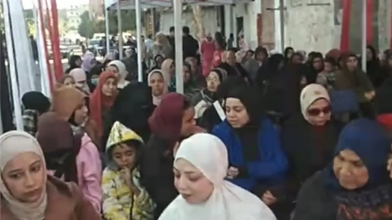 توافد المواطنين بكثافة في بداية التصويت بالانتخابات البرلمانية بأسيوط