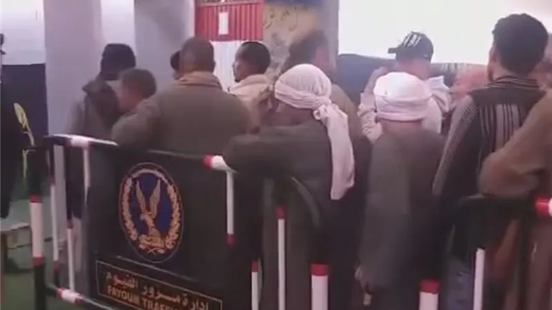 توافد المواطنين على اللجان الانتخابية بالفيوم للمشاركة في الانتخابات البرلمانية 