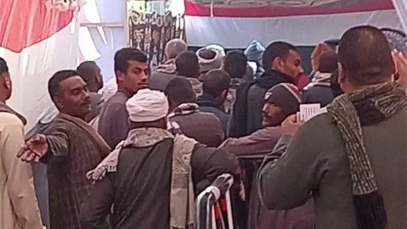 الناخبون يتوافدون على لجان الاقتراع بنجع حمادى في قنا للتصويت